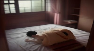 新婚夫妇与婆家成员在温馨客厅中合影，嫂子笑容满面融入家庭的温暖场景
